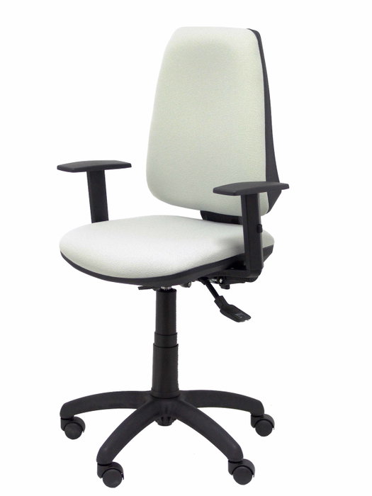 Silla de oficina Elche con mecanismo Asincro tapizada con Tela color Gris. Equipada con Base poliamida negra, Brazos 1D y Ruedas de nailon 50 mm