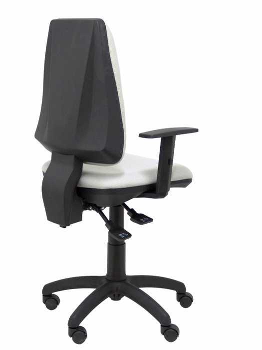 Silla de oficina Elche con mecanismo Asincro tapizada con Tela color Gris. Equipada con Base poliamida negra, Brazos 1D y Ruedas de nailon 50 mm