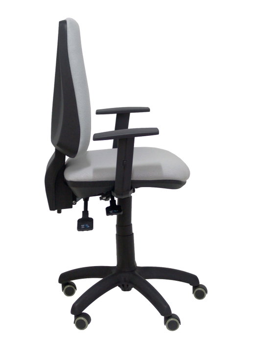 Silla de oficina Elche con mecanismo Asincro tapizada con Tela color Gris. Equipada con Base poliamida negra, Brazos 1D y Ruedas de parqué