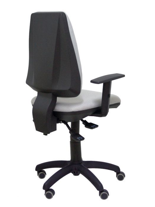 Silla de oficina Elche con mecanismo Asincro tapizada con Tela color Gris. Equipada con Base poliamida negra, Brazos 1D y Ruedas de parqué