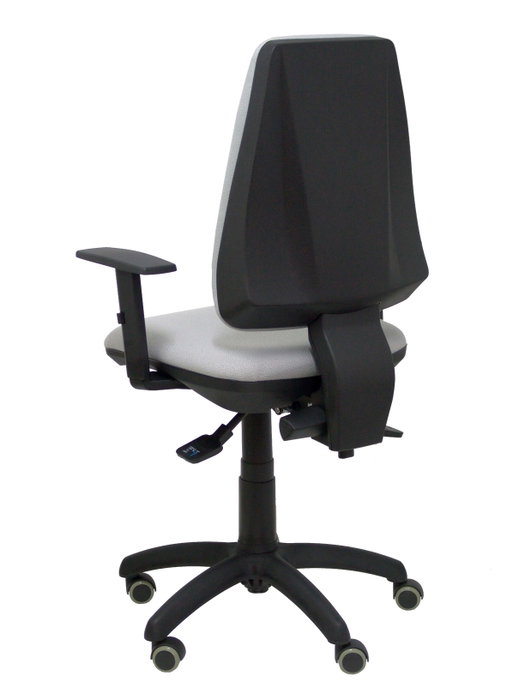 Silla de oficina Elche con mecanismo Asincro tapizada con Tela color Gris. Equipada con Base poliamida negra, Brazos 1D y Ruedas de parqué