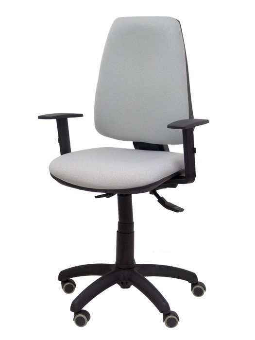 Silla de oficina Elche con mecanismo Asincro tapizada con Tela color Gris. Equipada con Base poliamida negra, Brazos 1D y Ruedas de parqué
