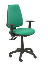 Silla de oficina Elche con mecanismo Asincro tapizada con Tela color Verde esmeralda. Equipada con Base poliamida negra, Brazos 1D y Ruedas de nailon 50 mm