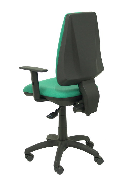 Silla de oficina Elche con mecanismo Asincro tapizada con Tela color Verde esmeralda. Equipada con Base poliamida negra, Brazos 1D y Ruedas de nailon 50 mm
