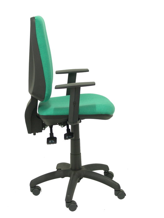 Silla de oficina Elche con mecanismo Asincro tapizada con Tela color Verde esmeralda. Equipada con Base poliamida negra, Brazos 1D y Ruedas de nailon 50 mm