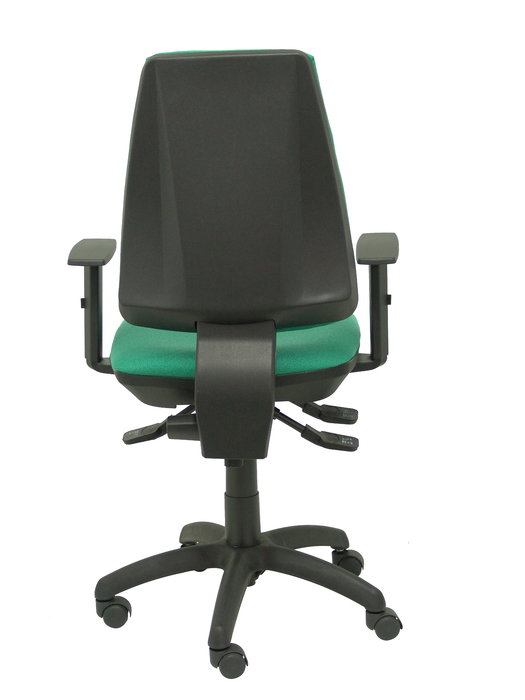Silla de oficina Elche con mecanismo Asincro tapizada con Tela color Verde esmeralda. Equipada con Base poliamida negra, Brazos 1D y Ruedas de nailon 50 mm