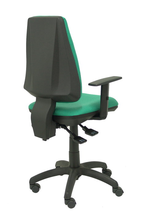 Silla de oficina Elche con mecanismo Asincro tapizada con Tela color Verde esmeralda. Equipada con Base poliamida negra, Brazos 1D y Ruedas de nailon 50 mm