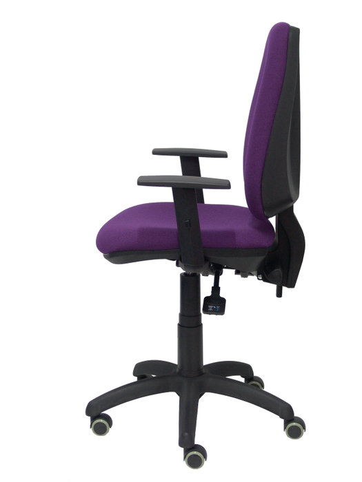 Silla de oficina Elche con mecanismo Asincro tapizada con Tela color Morado. Equipada con Base poliamida negra, Brazos 1D y Ruedas de parqué