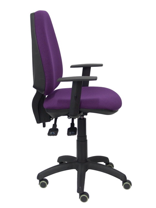 Silla de oficina Elche con mecanismo Asincro tapizada con Tela color Morado. Equipada con Base poliamida negra, Brazos 1D y Ruedas de parqué