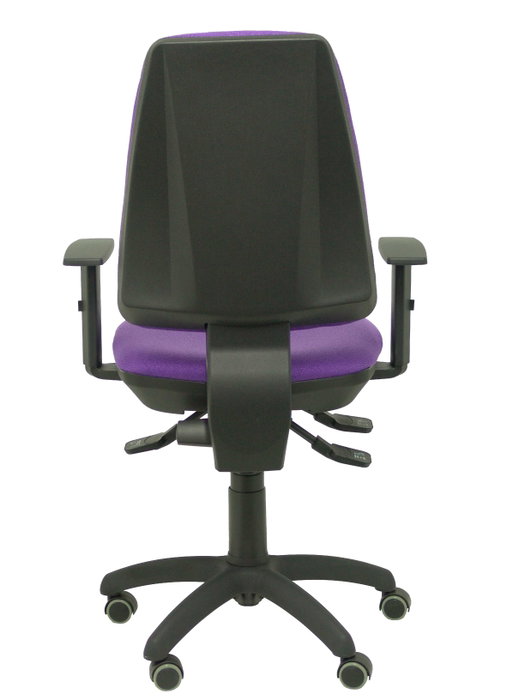 Silla de oficina Elche con mecanismo Asincro tapizada con Tela color Lila. Equipada con Base poliamida negra, Brazos 1D y Ruedas de parqué