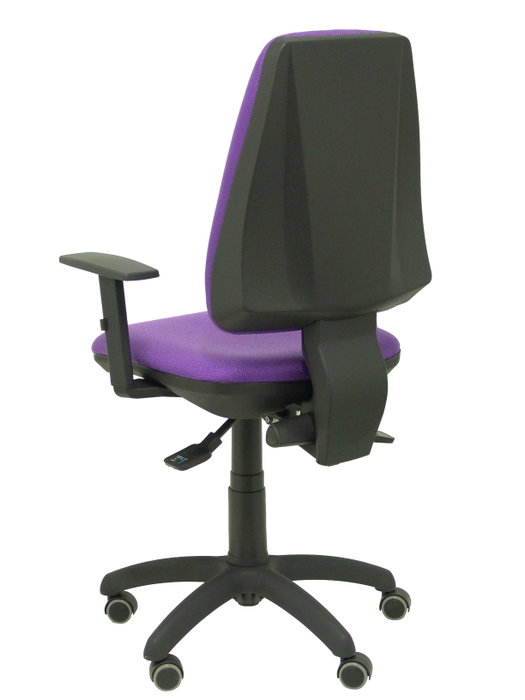Silla de oficina Elche con mecanismo Asincro tapizada con Tela color Lila. Equipada con Base poliamida negra, Brazos 1D y Ruedas de parqué