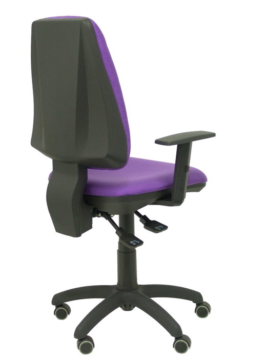 Silla de oficina Elche con mecanismo Asincro tapizada con Tela color Lila. Equipada con Base poliamida negra, Brazos 1D y Ruedas de parqué