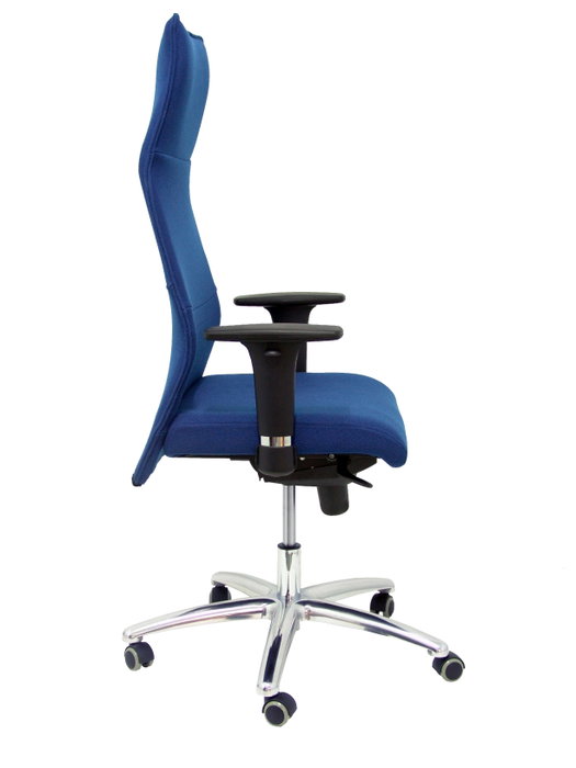 Sillón Albacete con mecanismo Sincro tapizada con Tela color Azul marino. Equipado con Base aluminio, Brazos 1D y Ruedas de parqué
