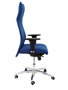 Sillón Albacete con mecanismo Sincro tapizada con Tela color Azul marino. Equipado con Base aluminio, Brazos 1D y Ruedas de parqué