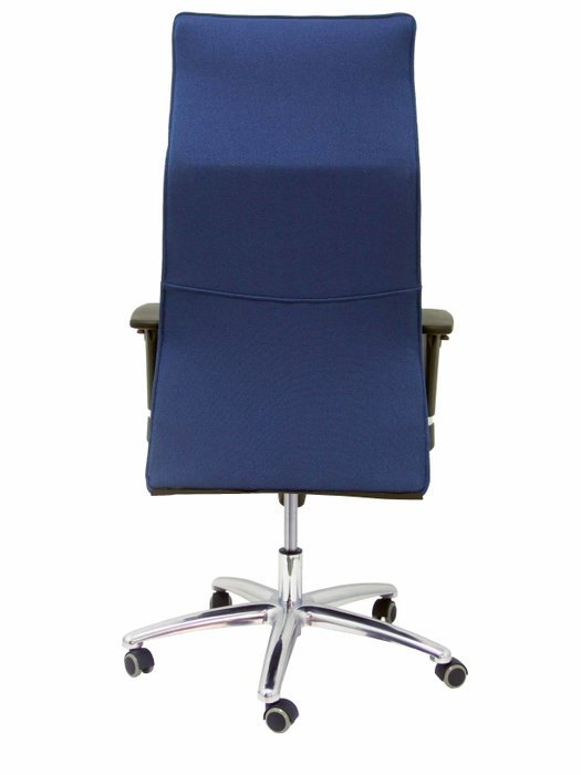 Sillón Albacete con mecanismo Sincro tapizada con Tela color Azul marino. Equipado con Base aluminio, Brazos 1D y Ruedas de parqué