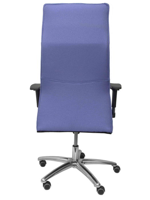 Sillón Albacete con mecanismo Sincro tapizada con Tela color Azul claro. Equipado con Base aluminio, Brazos 1D y Ruedas de parqué