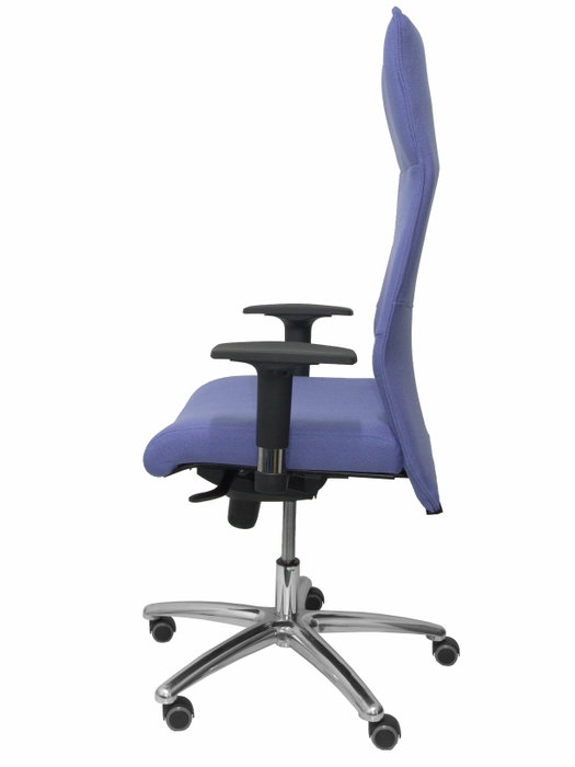 Sillón Albacete con mecanismo Sincro tapizada con Tela color Azul claro. Equipado con Base aluminio, Brazos 1D y Ruedas de parqué