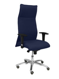 Sillón Albacete con mecanismo Sincro tapizada con Tela color Azul marino. Equipado con Base aluminio, Brazos 1D y Ruedas de parqué
