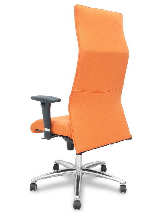 Sillón Albacete con mecanismo Sincro tapizada con Tela color Naranja. Equipado con Base aluminio, Brazos 1D y Ruedas de parqué
