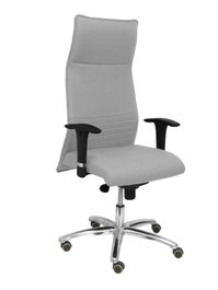 Sillón Albacete con mecanismo Sincro tapizada con Tela color Gris claro. Equipado con Base aluminio, Brazos 1D y Ruedas de parqué