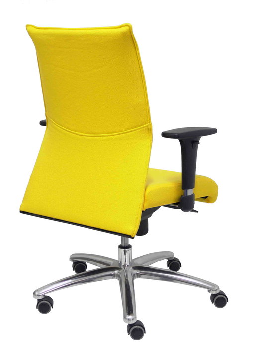 Silla Albacete confidente con mecanismo Sincro tapizada con Tela color Amarillo. Equipada con Base aluminio, Brazos 1D y Ruedas de parqué