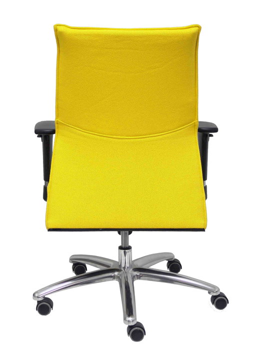 Silla Albacete confidente con mecanismo Sincro tapizada con Tela color Amarillo. Equipada con Base aluminio, Brazos 1D y Ruedas de parqué