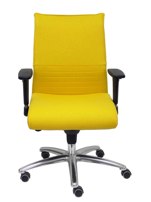 Silla Albacete confidente con mecanismo Sincro tapizada con Tela color Amarillo. Equipada con Base aluminio, Brazos 1D y Ruedas de parqué