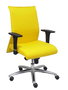 Silla Albacete confidente con mecanismo Sincro tapizada con Tela color Amarillo. Equipada con Base aluminio, Brazos 1D y Ruedas de parqué