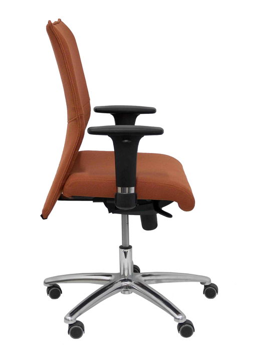 Silla Albacete confidente con mecanismo Sincro tapizada con Tela color Marrón. Equipada con Base aluminio, Brazos 1D y Ruedas de parqué Silla Albacete confidente con mecanismo Sincro tapizada con Tela color Marrón. Equipada con Base aluminio, Brazos 1D y Ruedas de parqué