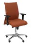 Silla Albacete confidente con mecanismo Sincro tapizada con Tela color Marrón. Equipada con Base aluminio, Brazos 1D y Ruedas de parqué