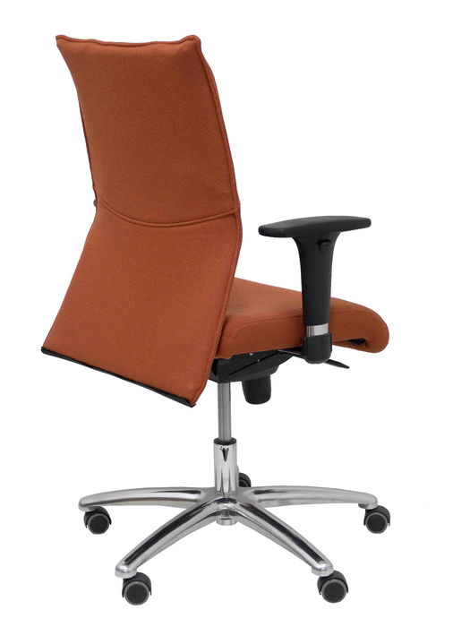 Silla Albacete confidente con mecanismo Sincro tapizada con Tela color Marrón. Equipada con Base aluminio, Brazos 1D y Ruedas de parqué Silla Albacete confidente con mecanismo Sincro tapizada con Tela color Marrón. Equipada con Base aluminio, Brazos 1D y Ruedas de parqué