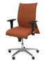 Silla Albacete confidente con mecanismo Sincro tapizada con Tela color Marrón. Equipada con Base aluminio, Brazos 1D y Ruedas de parqué