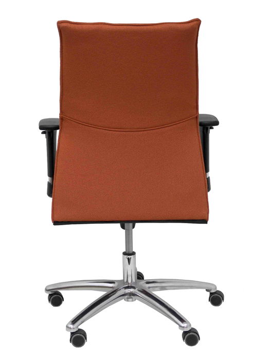Silla Albacete confidente con mecanismo Sincro tapizada con Tela color Marrón. Equipada con Base aluminio, Brazos 1D y Ruedas de parqué Silla Albacete confidente con mecanismo Sincro tapizada con Tela color Marrón. Equipada con Base aluminio, Brazos 1D y Ruedas de parqué