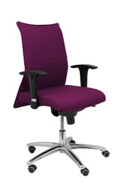 Silla Albacete confidente con mecanismo Sincro tapizada con Tela color Morado. Equipada con Base aluminio, Brazos 1D y Ruedas de parqué