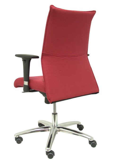 Silla Albacete confidente con mecanismo Sincro tapizada con Tela color Granate. Equipada con Base aluminio, Brazos 1D y Ruedas de parqué