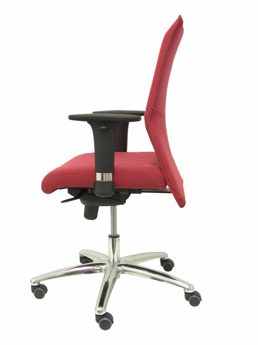 Silla Albacete confidente con mecanismo Sincro tapizada con Tela color Granate. Equipada con Base aluminio, Brazos 1D y Ruedas de parqué