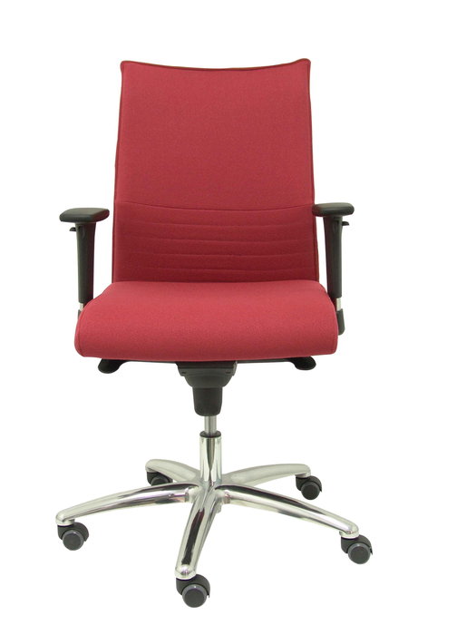 Silla Albacete confidente con mecanismo Sincro tapizada con Tela color Granate. Equipada con Base aluminio, Brazos 1D y Ruedas de parqué