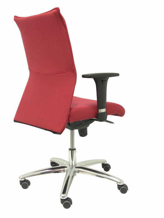 Silla Albacete confidente con mecanismo Sincro tapizada con Tela color Granate. Equipada con Base aluminio, Brazos 1D y Ruedas de parqué