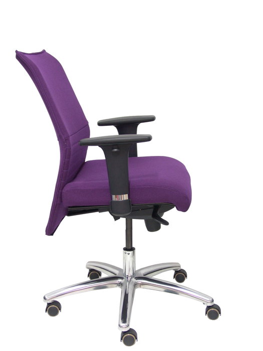Silla Albacete confidente con mecanismo Sincro tapizada con Tela color Morado. Equipada con Base aluminio, Brazos 1D y Ruedas de parqué