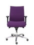 Silla Albacete confidente con mecanismo Sincro tapizada con Tela color Morado. Equipada con Base aluminio, Brazos 1D y Ruedas de parqué