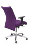 Silla Albacete confidente con mecanismo Sincro tapizada con Tela color Morado. Equipada con Base aluminio, Brazos 1D y Ruedas de parqué