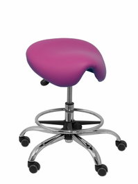 Taburete Zarza con mecanismo Basculante tapizada con Similpiel color No aplica y malla color Morado. Equipado con Base cromada, Sin brazos y Ruedas de parqué