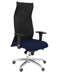 Sillón Albacete con mecanismo Sincro tapizada con Tela color Azul marino y malla color Negro. Equipado con Base aluminio, Brazos 1D y Ruedas de parqué