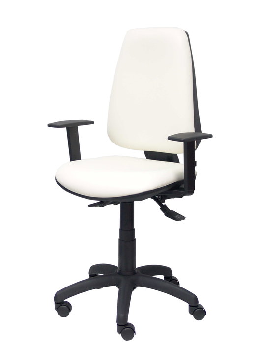 Silla de oficina Elche con mecanismo Asincro tapizada con Similpiel color Blanco. Equipada con Base poliamida negra, Brazos 1D y Ruedas de nailon 50 mm