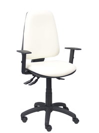 Silla de oficina Elche con mecanismo Asincro tapizada con Similpiel color Blanco. Equipada con Base poliamida negra, Brazos 1D y Ruedas de nailon 50 mm