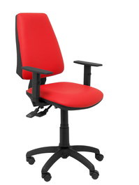 Silla de oficina Elche con mecanismo Asincro tapizada con Similpiel color Rojo. Equipada con Base poliamida negra, Brazos 1D y Ruedas de nailon 50 mm