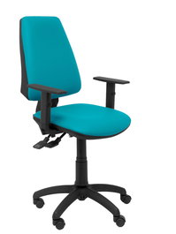 Silla de oficina Elche con mecanismo Asincro tapizada con Similpiel color Verde. Equipada con Base poliamida negra, Brazos 1D y Ruedas de nailon 50 mm