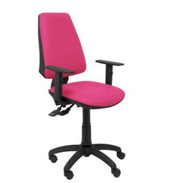 Silla de oficina Elche con mecanismo Asincro tapizada con Similpiel color Rosa. Equipada con Base poliamida negra, Brazos 1D y Ruedas de nailon 50 mm
