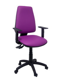 Silla de oficina Elche con mecanismo Asincro tapizada con Similpiel color Morado. Equipada con Base poliamida negra, Brazos 1D y Ruedas de nailon 50 mm