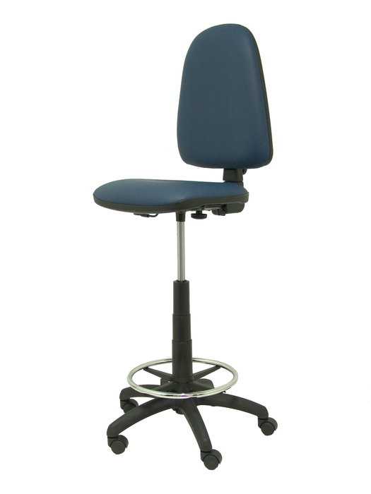Taburete Aýna con mecanismo Contacto permanente básico tapizada con Similpiel color Azul marino. Equipado con Base poliamida negra, Sin brazos y Ruedas de nailon 50 mm